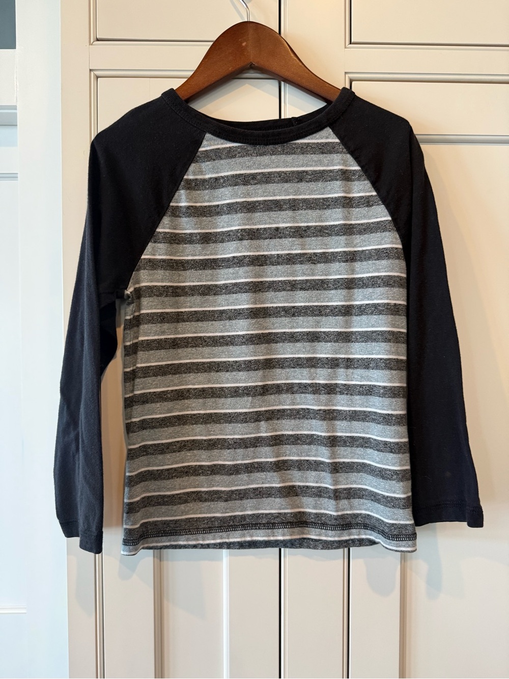 Place Long-Sleeve Raglan Stripe Tee - Gray & Black